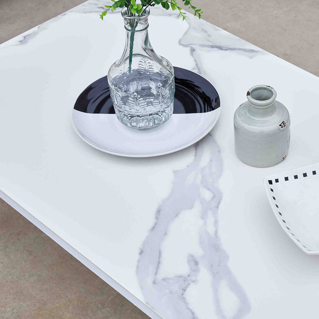 Κοντινή όψη από ψηλά του τραπεζιού σαλονιού Abella, που αναδεικνύει την επιφάνεια Sintered Stone με την όψη μαρμάρου.