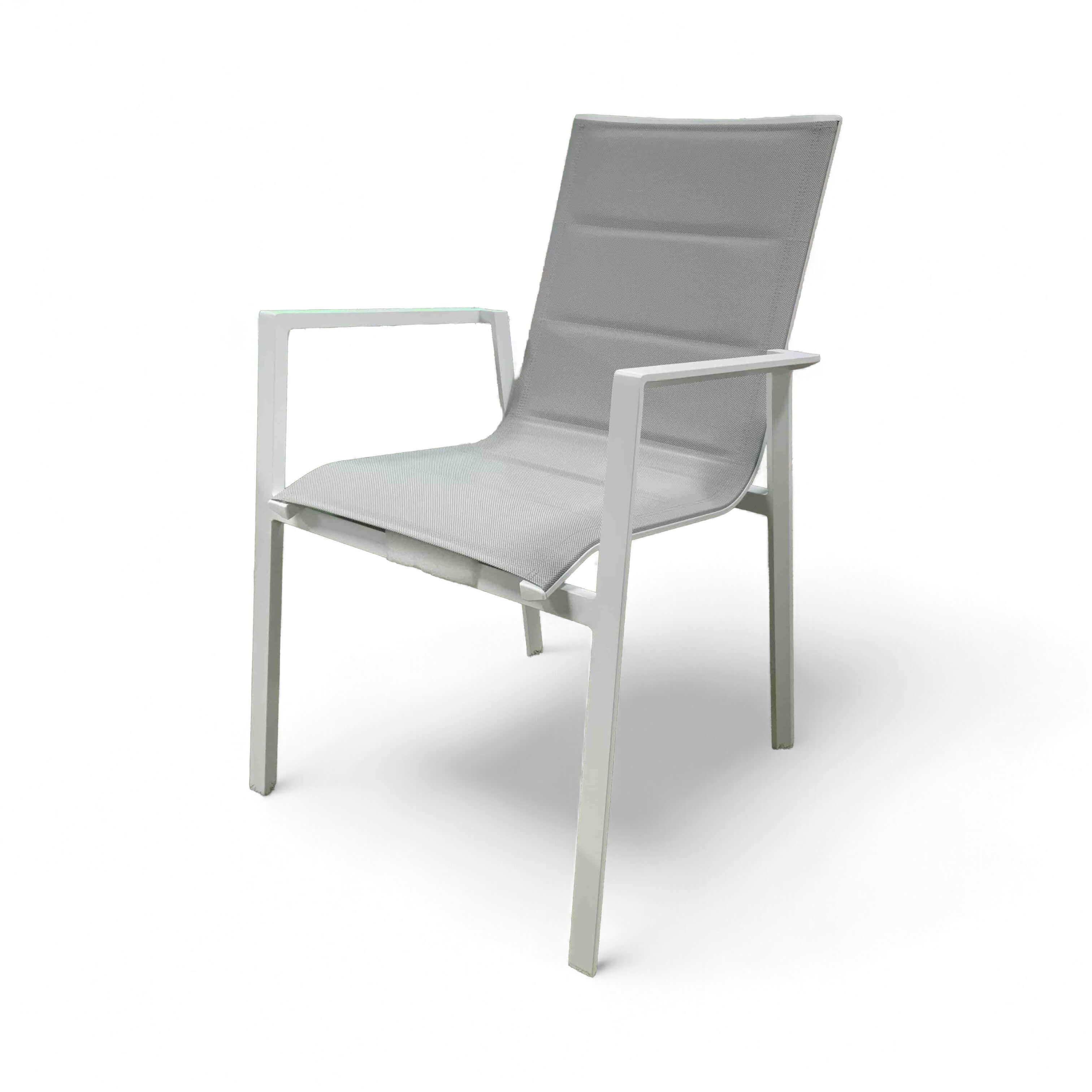 Η στοιβαζόμενη καρέκλα κήπου αλουμινίου Luca με γκρι ύφασμα Quick Dry, απομονωμένη σε λευκό φόντο.