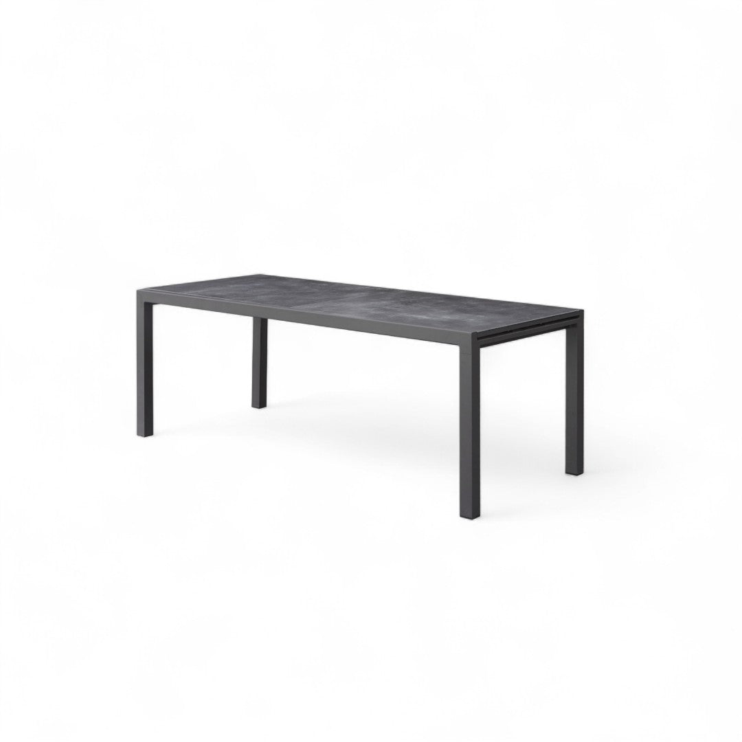 Το τραπέζι κήπου Lisbon στην κλειστή του μορφή, πριν την επέκταση, με μίνιμαλ σχεδιασμό σε σκούρο γκρι χρώμα.