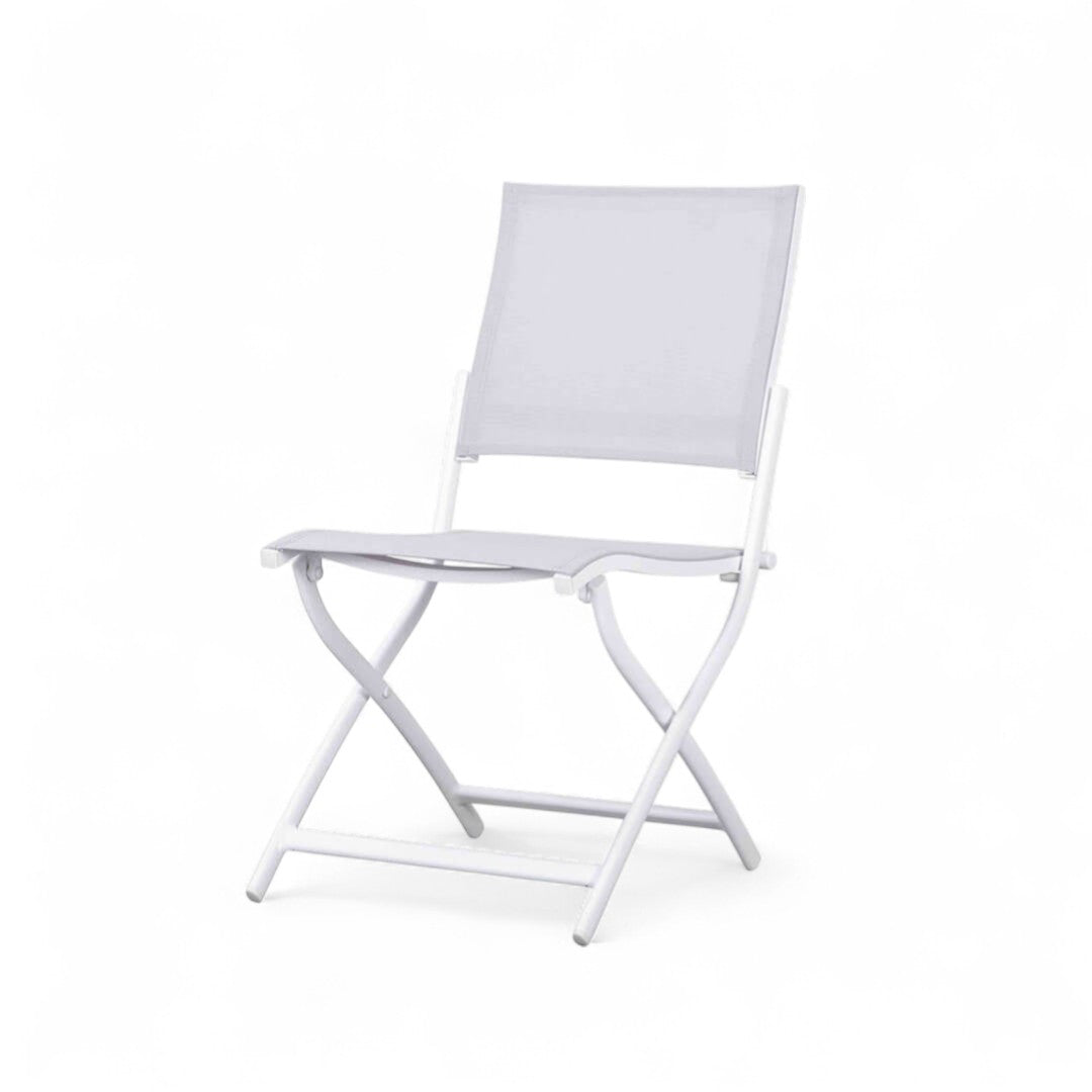 Η πτυσσόμενη καρέκλα κήπου Tiffany με λευκό σκελετό αλουμινίου και γκρι ύφασμα, σε λευκό φόντο