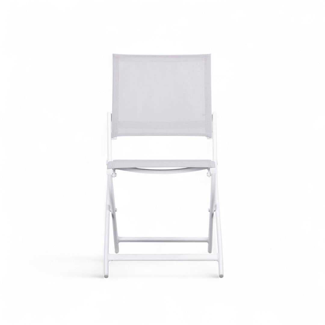 Η πτυσσόμενη καρέκλα κήπου Tiffany με λευκό σκελετό αλουμινίου και γκρι ύφασμα, σε λευκό φόντο