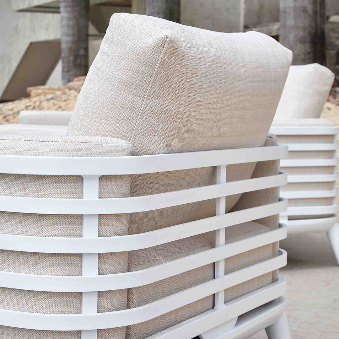 Λεπτομέρεια από την πλάτη της πολυθρόνας κήπου Abella, εστιάζοντας στον αρχιτεκτονικό σχεδιασμό με τις οριζόντιες λωρίδες αλουμινίου.