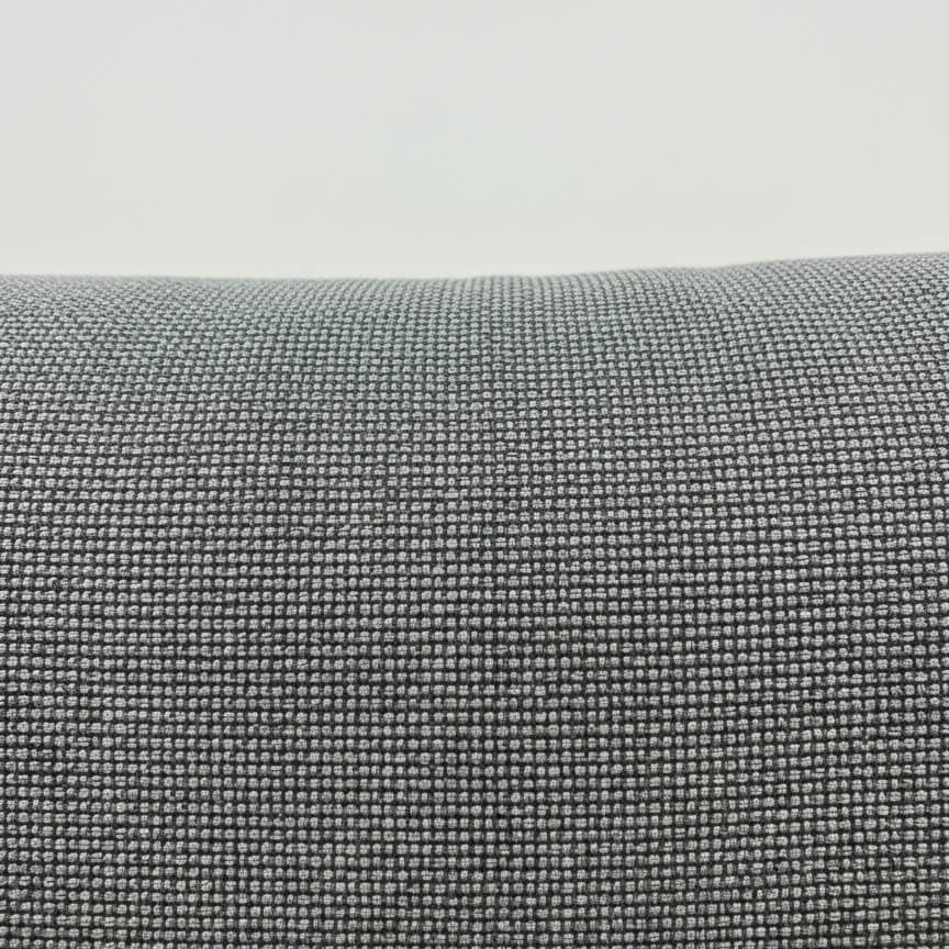Λεπτομέρεια από την ψαθωτή ύφανση του γκρι υφάσματος στον καναπέ Atlanta. / Dark Grey