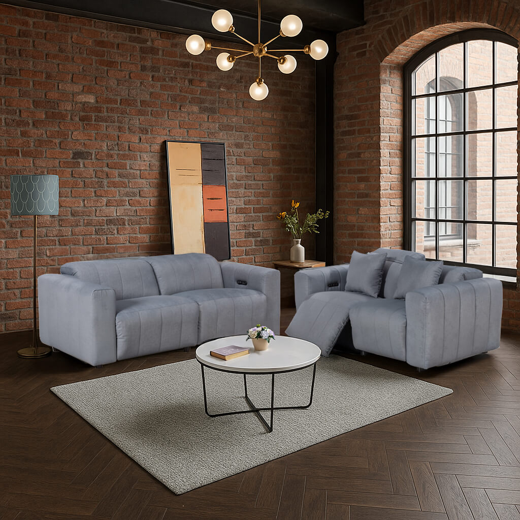 Σετ καναπέδων σαλονιού Bianca με ανάκλιση, από ανοιχτό γκρι βελουτέ ύφασμα, αποτελούμενο από δύο καναπέδες με κάθετες ραφές-καπιτονέ και ηλεκτρικά χειριστήρια ανάκλισης / Grey