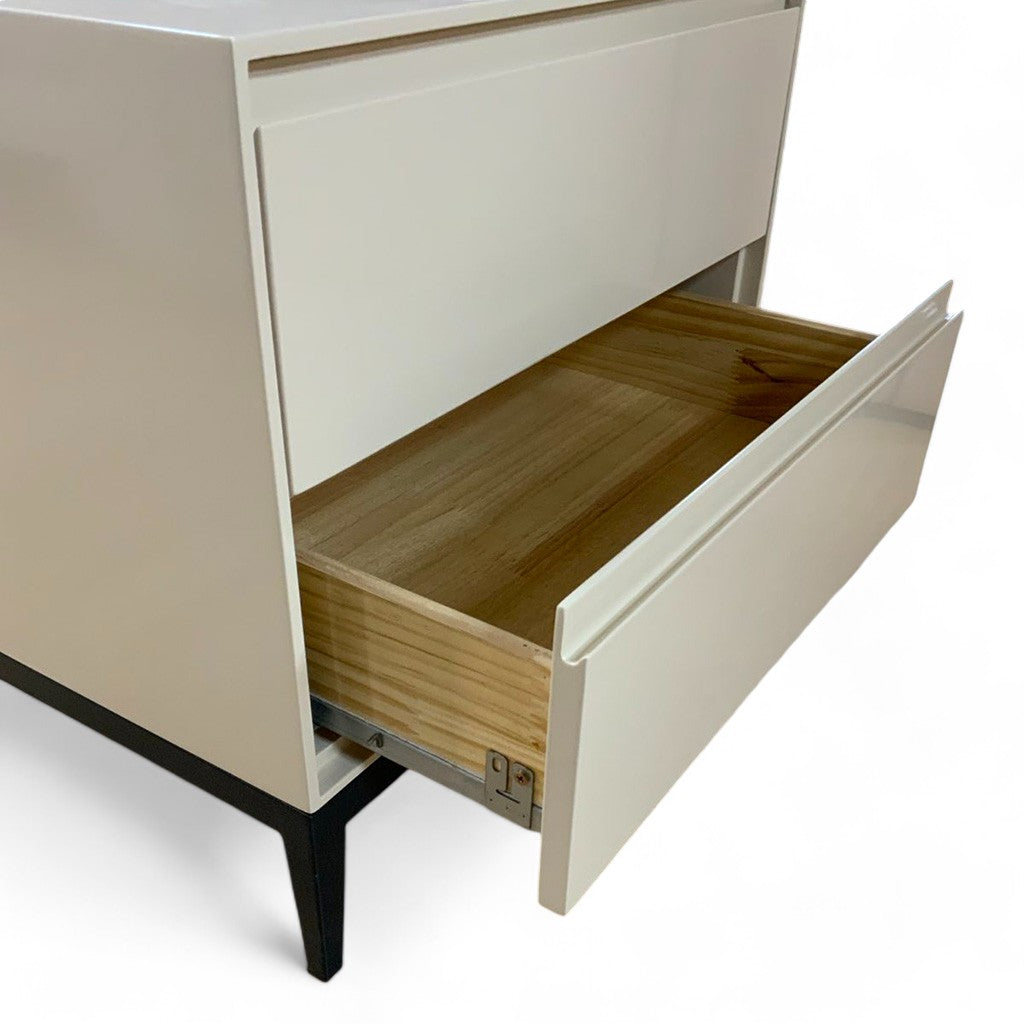 κομοδίνο Καλιφόρνια με 2 συρτάρια σε μπεζ χρώμα