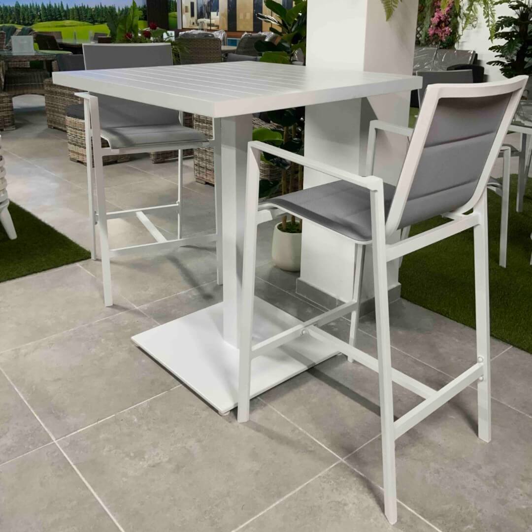 Πλευρική όψη set μπαρ Cassino, λευκό αλουμίνιο και καρέκλες bar με γκρι sling ύφασμα, ιδανικό για εξωτερικούς χώρους εστίασης και lounge.