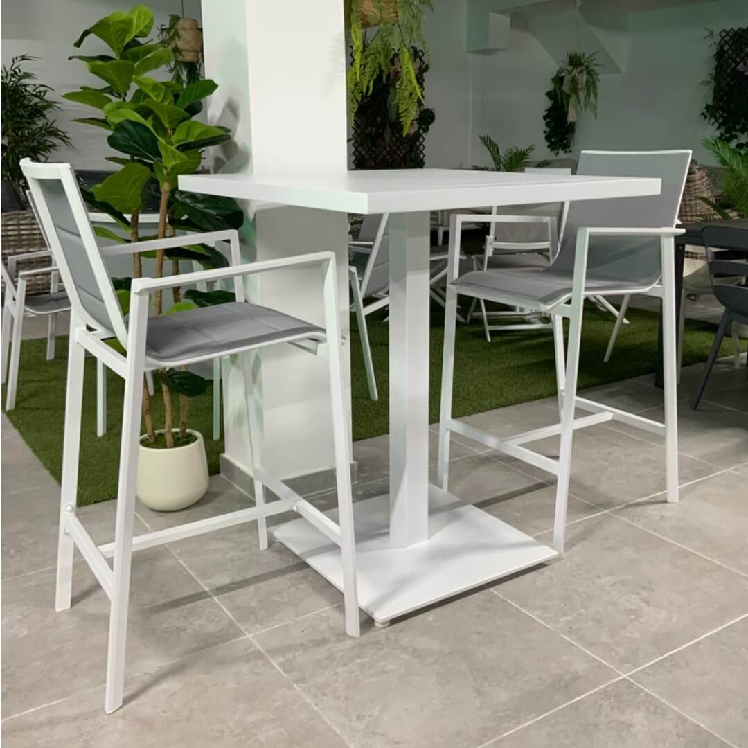 Λεπτομέρεια τραπεζιού μπαρ Cassino αλουμινίου, λευκό πλαίσιο με ράβδωση tabletop και δύο γκρι καρέκλες bar, minimal design για βεράντες και κήπους.