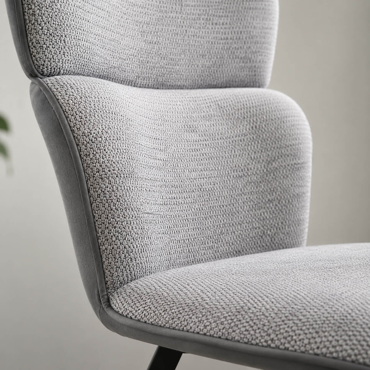 Κοντινή λήψη της καρέκλας VITRA που δείχνει το light grey textured ύφασμα, το σκούρο ρέλι και την επενδυμένη πλάτη.