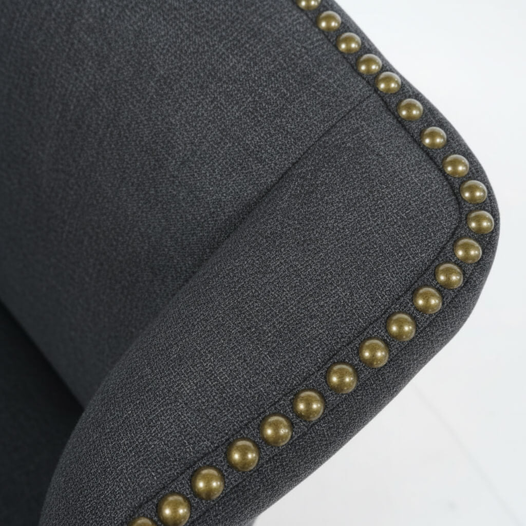 Κοντινό πλάνο στα διακοσμητικά τρουκς και το γκρι ύφασμα της πολυθρόνας Elizabeth. / Grey