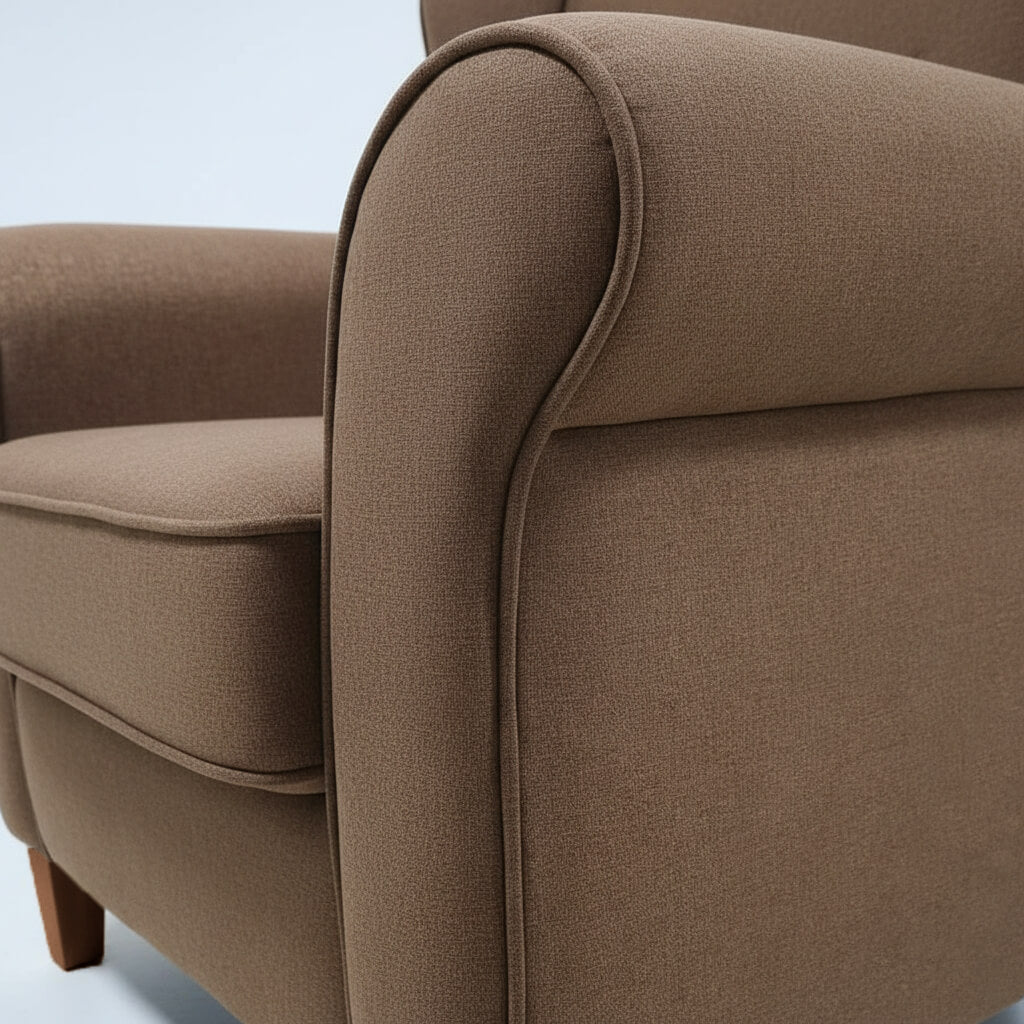 Λεπτομέρεια από το μπράτσο και το καφέ λινό ύφασμα της πολυθρόνας Elizabeth. / Brown