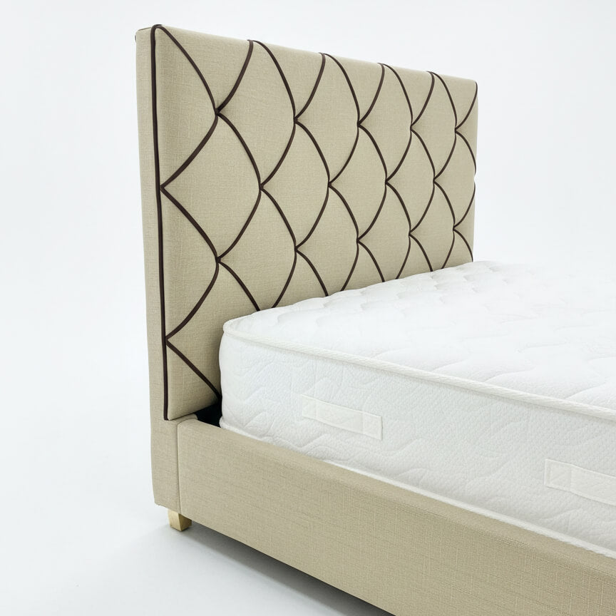Κρεβάτι ντυμένο Ήρα – ύφασμα – μπεζ – με κεφαλάρι καπιτονέ σε ρόμβους – μοντέρνο