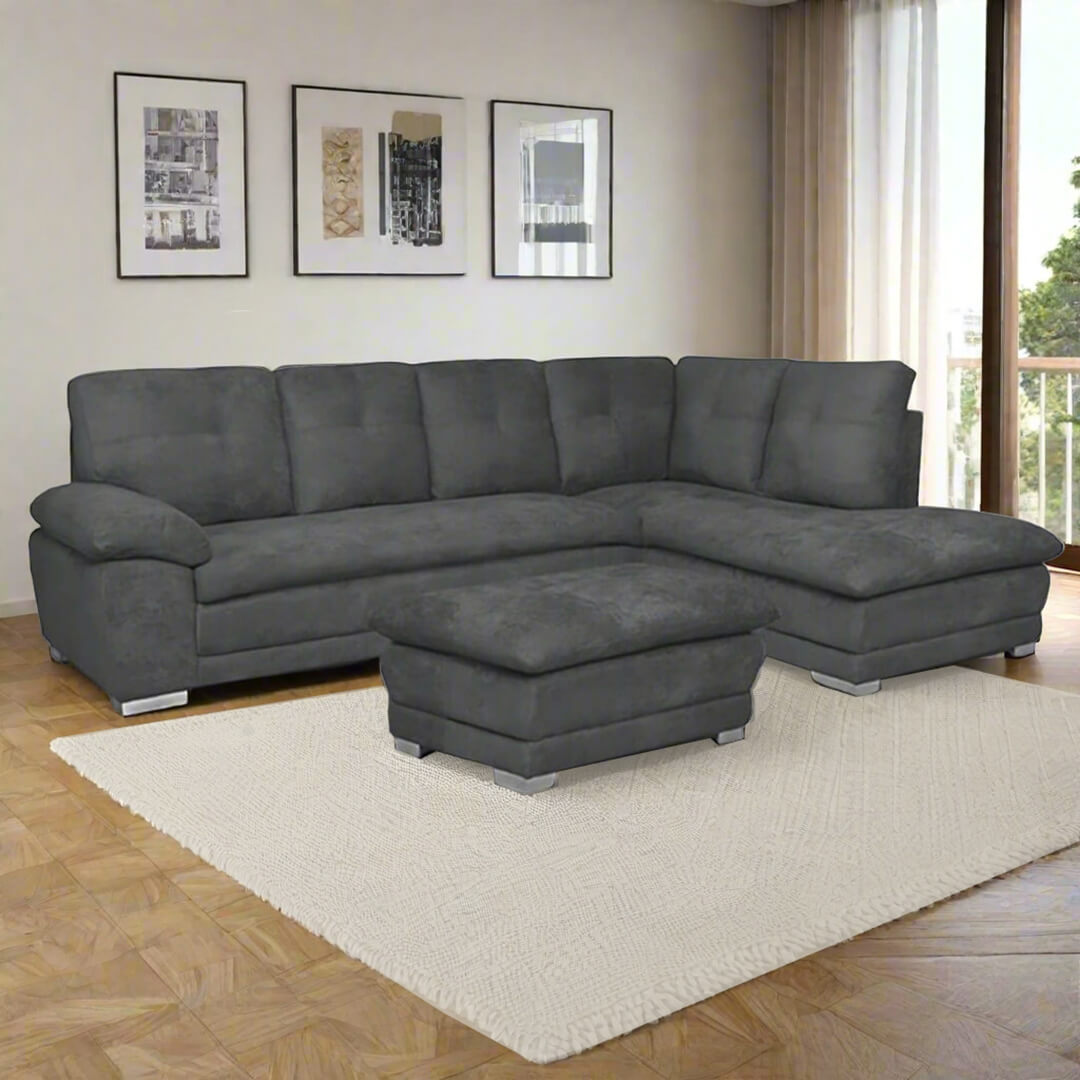 Γωνιακός καναπές Erika από σκούρο γκρι ύφασμα microsuede, με μαλακά, καπιτονέ μαξιλάρια πλάτης και ασορτί υποπόδιο. / Grey