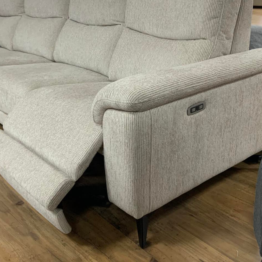 Λεπτομέρεια μηχανισμού ανάκλισης – καναπές Evora – μπεζ ύφασμα – ηλεκτρικό χειριστήριο / Beige