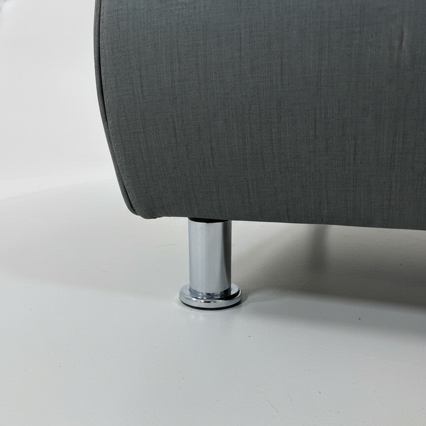 Κοντινό πλάνο στο μεταλλικό πόδι inox του κρεβατιού Γαλήνη