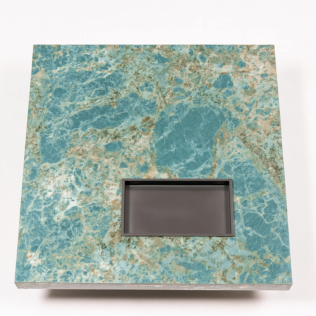 Κάτοψη της τυρκουάζ κεραμικής επιφάνειας του τραπεζιού Jade με τον ενσωματωμένο δίσκο