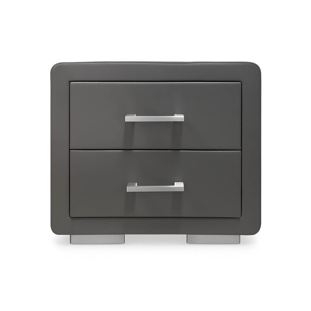 Μετωπική φωτογραφία του κομοδίνου Kleio, απομονωμένο σε λευκό φόντο. Αυτή η στούντιο λήψη αναδεικνύει τον συμμετρικό σχεδιασμό του κομοδίνου από σκούρο γκρι τεχνόδερμα, συμπεριλαμβανομένων των δύο χωνευτών συρταριών, των μοντέρνων χερουλιών σε σατινέ ασημί φινίρισμα και των συμπαγών ποδιών-βάσεων.