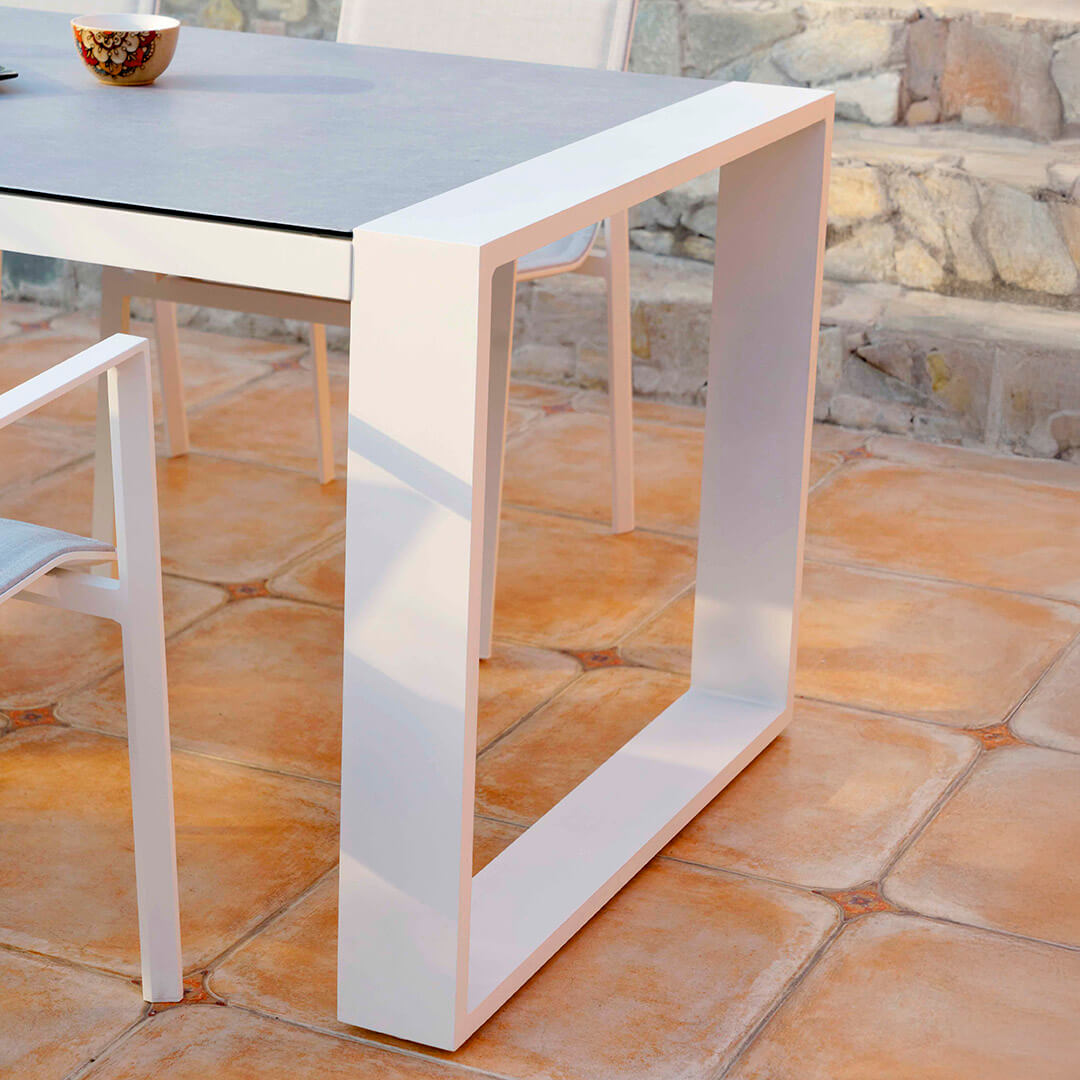 Λεπτομέρεια από τον μίνιμαλ σχεδιασμό της βάσης του τραπεζιού Linz, που αναδεικνύει τον λευκό σκελετό αλουμινίου.