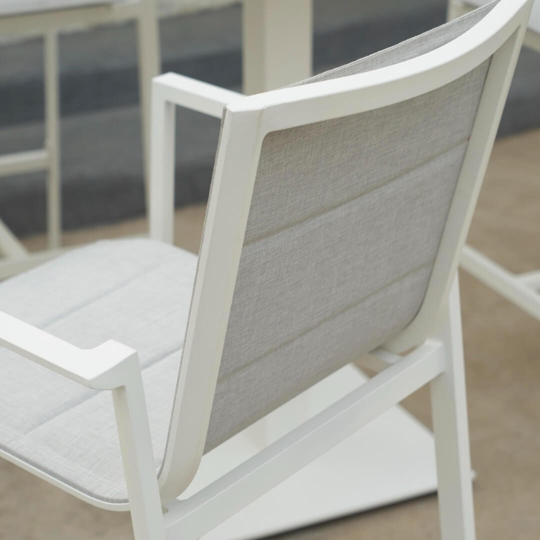 Καρέκλα bar Cassino από αλουμίνιο, λεπτομέρεια πλάτης και μπράτσων με ανθεκτικό γκρι sling ύφασμα για υπαίθρια χρήση.