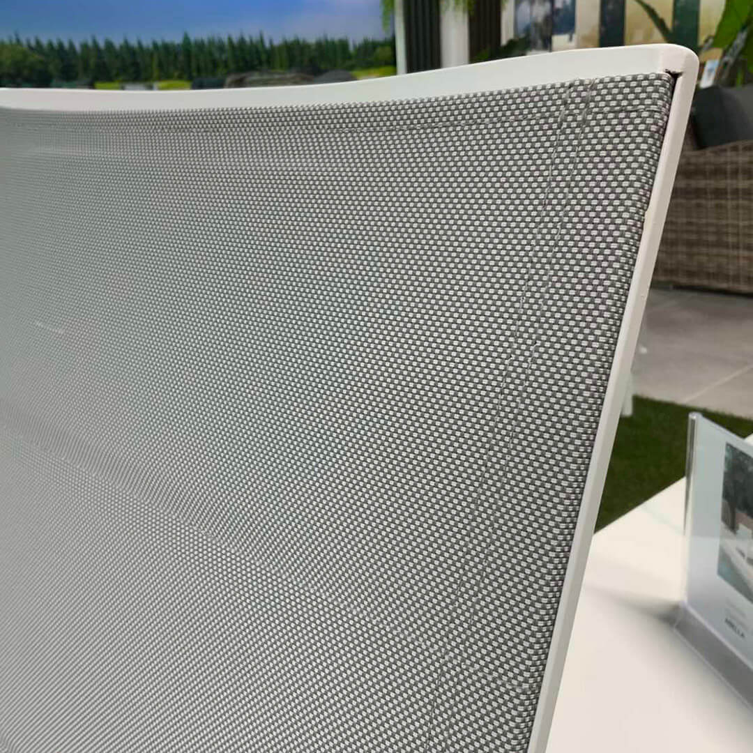 Kοντινό πλάνο στο ύφασμα textile της καρέκλας Luca, που δείχνει τη δικτυωτή πλέξη του για γρήγορο στέγνωμα.