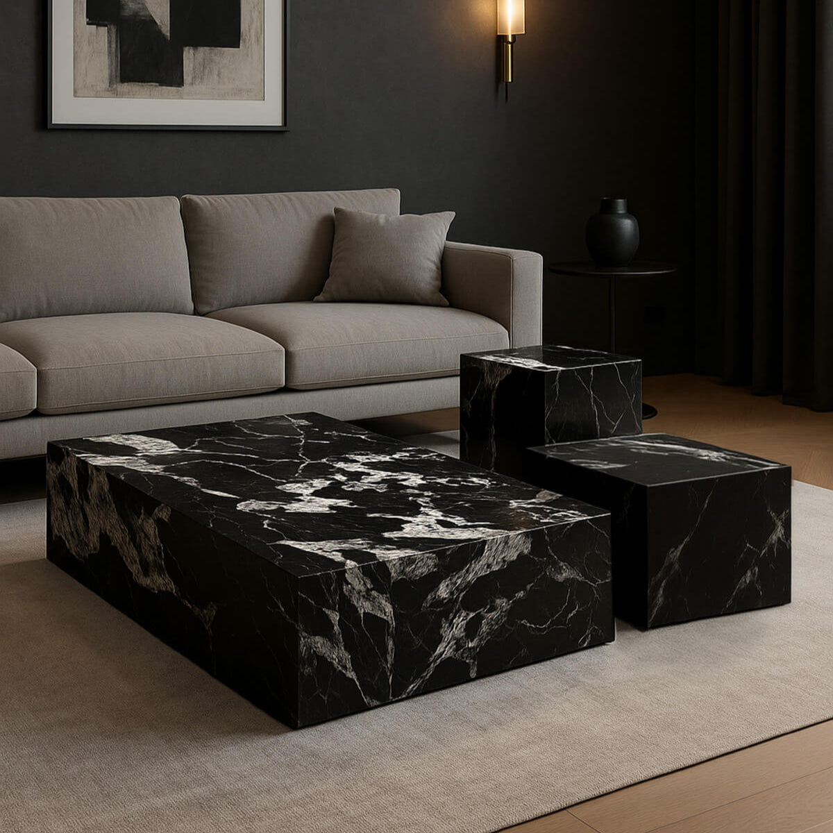 Σετ τρία μαύρα τραπεζάκια σαλονιού NOCTURNE με όψη μαρμάρου, τοποθετημένα σε πολυτελές σαλόνι μπροστά από έναν γκρι καναπέ στη Λευκωσία.