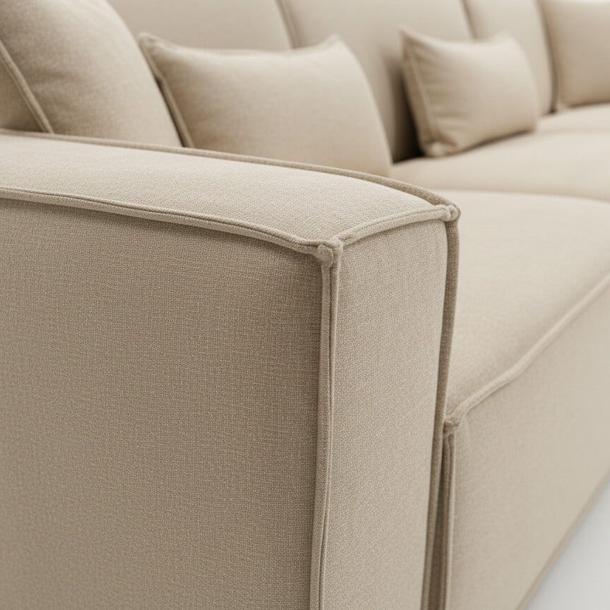 Λεπτομέρεια υφάσματος microfiber και ραφής του καναπέ Nur σε μπεζ χρώμα. / Beige