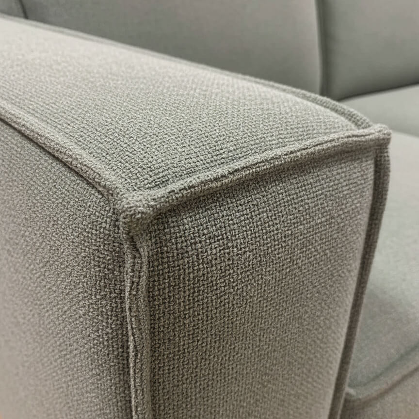 Κοντινό πλάνο στο πράσινο λινό ύφασμα και το ρέλι του καναπέ Nur / Soft Green