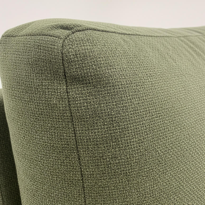 Λεπτομέρεια από την ύφανση και το ρέλι του πράσινου υφάσματος στον καναπέ Oslo / Soft Green
