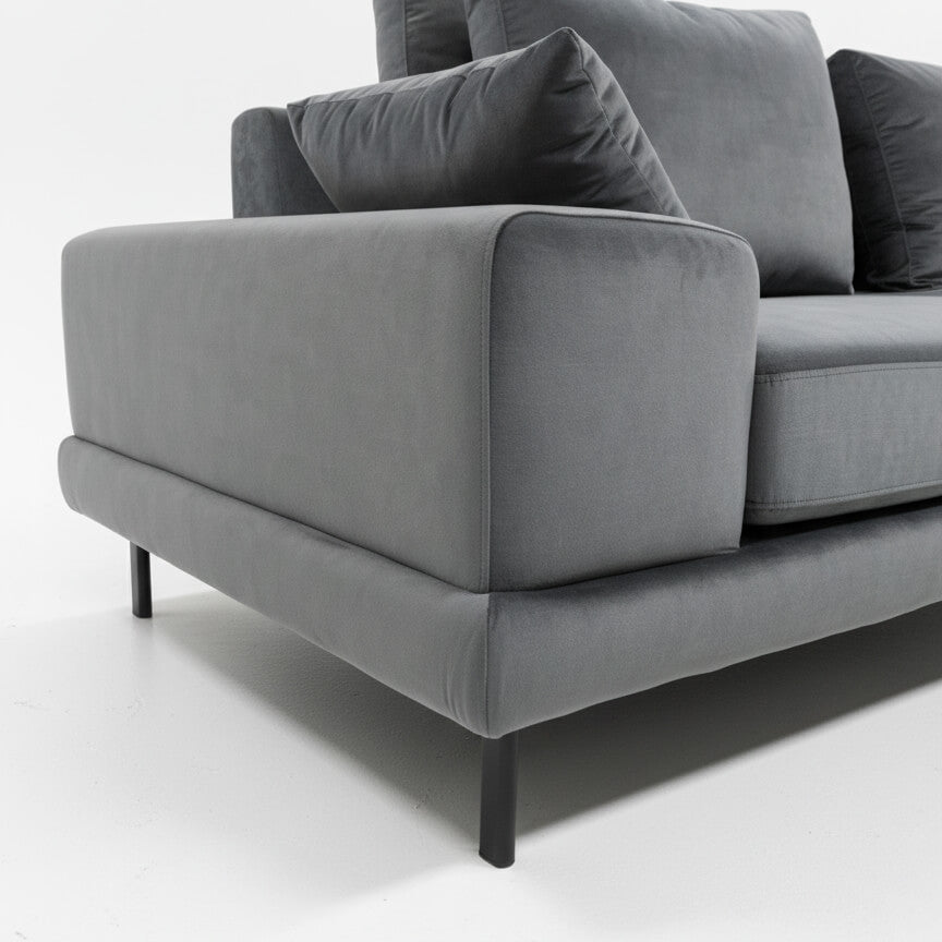 Λεπτομέρεια από το μπράτσο, το μαύρο πόδι και το γκρι βελούδο του καναπέ Portofino / Grey