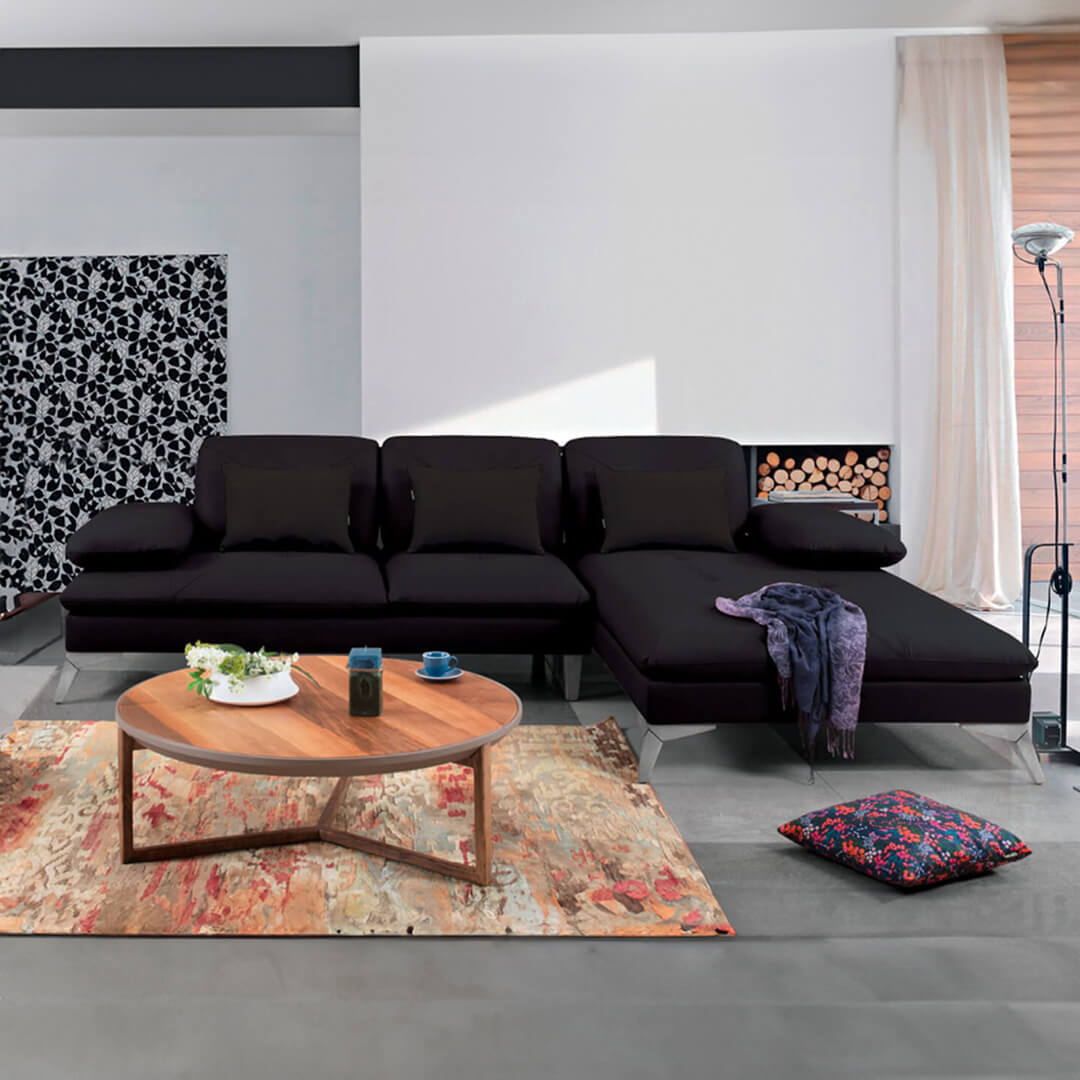 Μοντέρνος σκούρος γωνιακός καναπές-κρεβάτι Quattro με χαμηλό προφίλ, βαθιά καθίσματα και χαρακτηριστικά μεταλλικά πόδια. | Lux Furniture