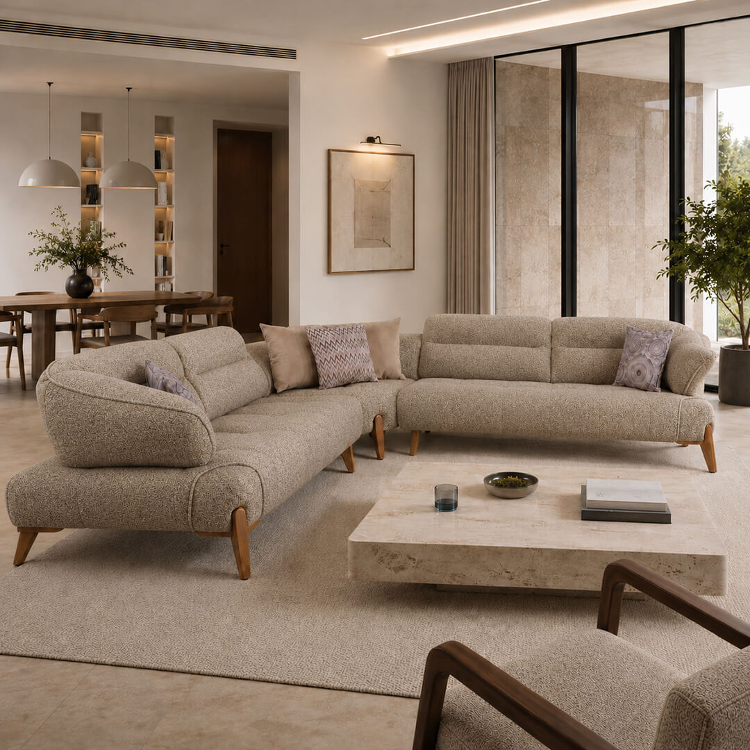 Γωνιακός καναπές ΣΟΦΟ σε mocha brown textured ύφασμα τοποθετημένος σε μοντέρνο σαλόνι με τραπεζάκι, χαλί, φυτά και φυσικούς neutral τόνους.
