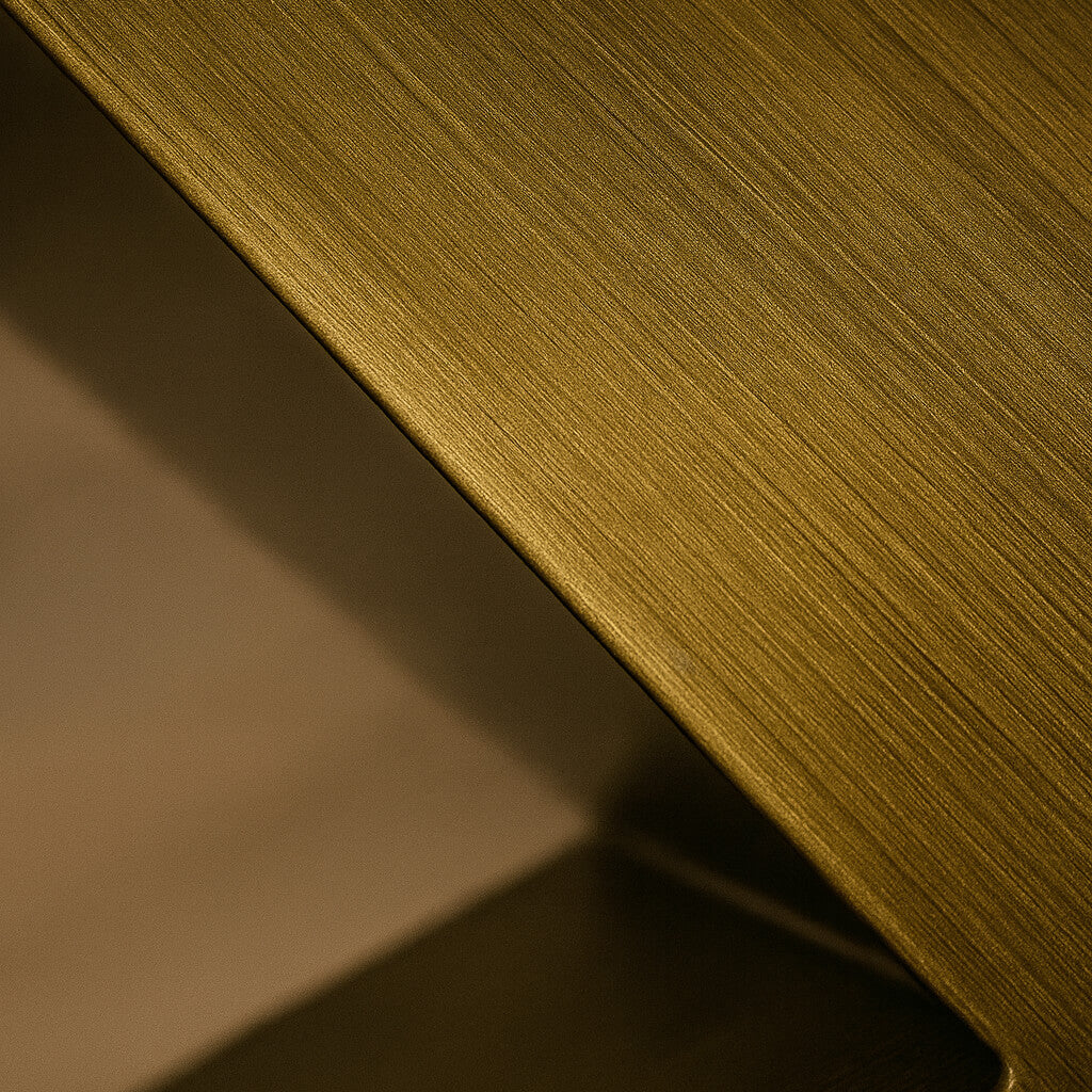 Κοντινό πλάνο στην μεταλλική βουρτσιστή βάση της τραπεζαρίας Θάλεια SRD-077.