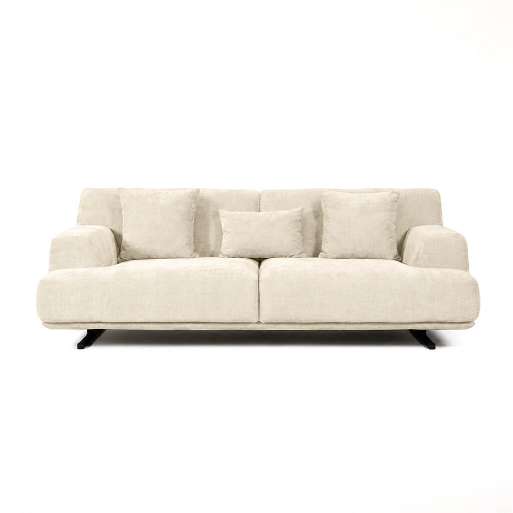 3θέσιος καναπές HAVANA σε beige bouclé-like ύφασμα με στρογγυλεμένα μπράτσα και μαύρα πόδια σε φωτεινό σαλόνι.