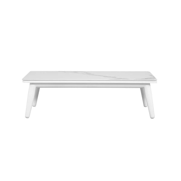 שולחן סלון חוץ מלבני Abella עם משטח Sintered Stone ושלדת אלומיניום לבנה, על רקע לבן.
