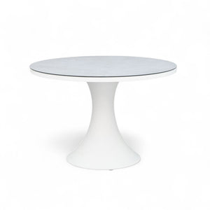שולחן חוץ עגול Camilla עם בסיס pedestal אייקוני, מבודד על רקע לבן.