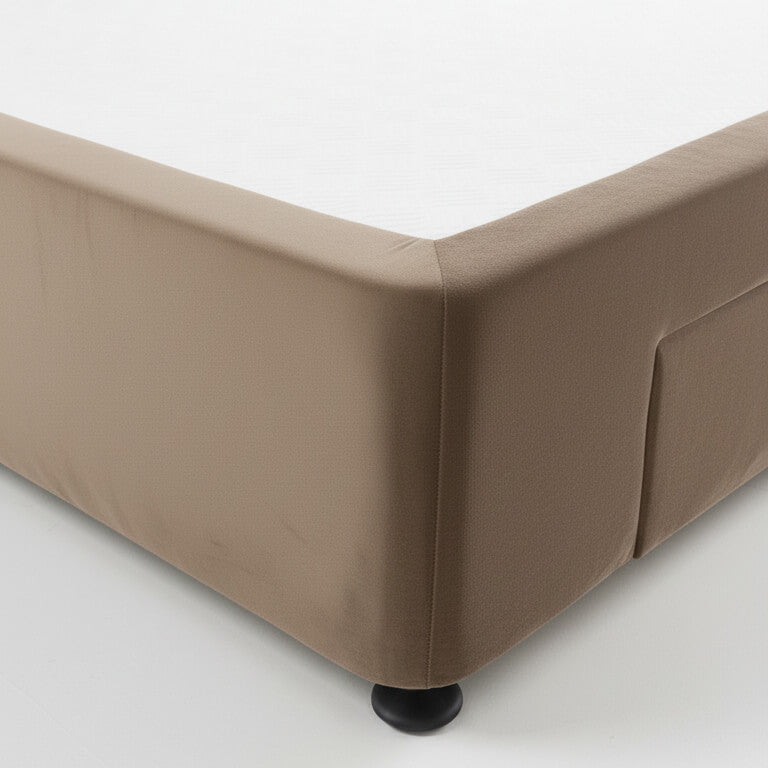 Λεπτομέρεια γωνίας – βάση κρεβατιού Aphro Angel – ύφασμα – καφέ – με μαύρο πόδι.