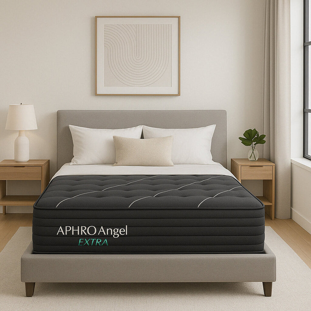 Чёрный анатомический матрас со встроенным pillow topper, дающий мягкое ощущение поддержки и поверхность с узором.