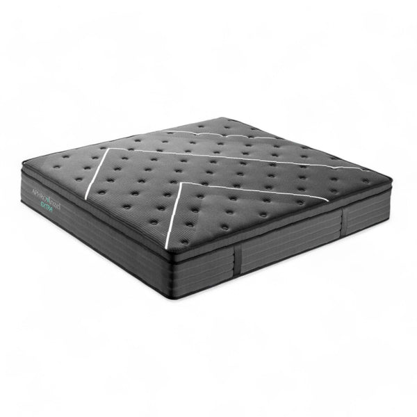 Μαύρο ανατομικό στρώμα με ενσωματωμένο pillow topper, που προσφέρει μαλακή αίσθηση στήριξης και επιφάνεια με σχέδιο.