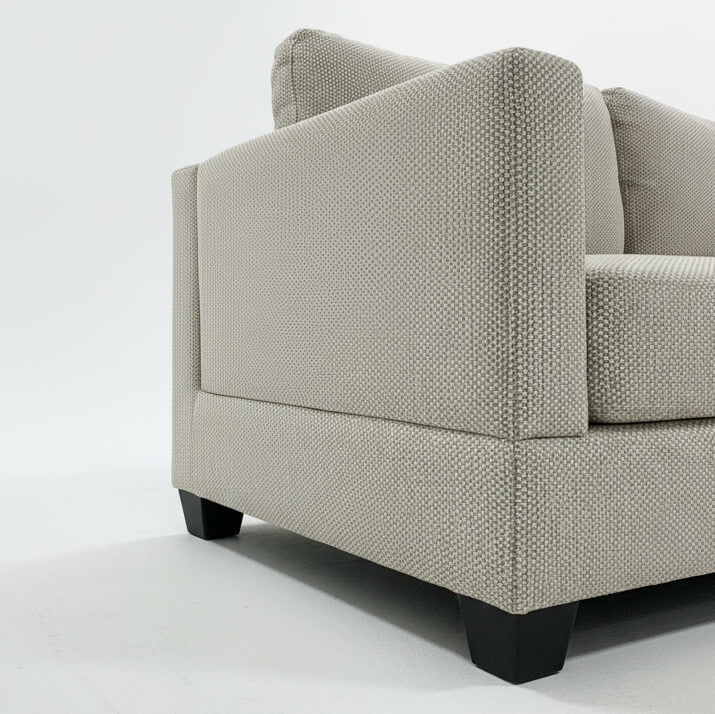 Κοντινό πλάνο στο μπράτσο, το πόδι και την ύφανση του καναπέ Atlanta σε μπεζ χρώμα / Beige