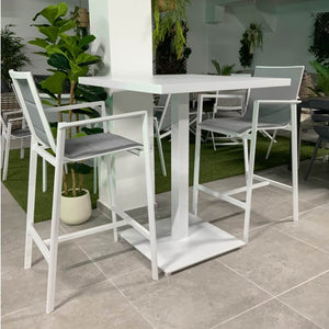 פרט של שולחן בר Cassino מאלומיניום, מסגרת לבנה עם tabletop מחורץ ושני כיסאות בר אפורים, minimal design למרפסות וגנים.