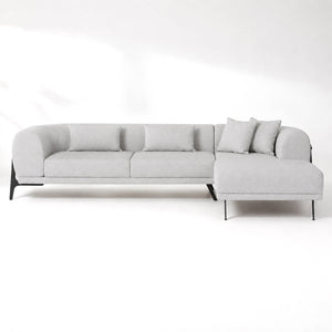Γωνιακός καναπές ΟΡΟ σε light grey υφασμάτινη επένδυση με ανάκλινδρο, στρογγυλεμένα μπράτσα, μεταλλικά πόδια και μεταλλική λεπτομέρεια στην πλάτη σε λευκό φόντο.