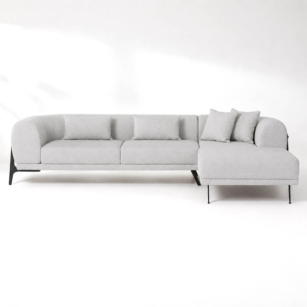Γωνιακός καναπές ΟΡΟ σε light grey υφασμάτινη επένδυση με ανάκλινδρο, στρογγυλεμένα μπράτσα, μεταλλικά πόδια και μεταλλική λεπτομέρεια στην πλάτη σε λευκό φόντο.