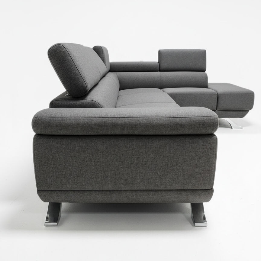Πλαϊνή όψη του γωνιακού καναπέ Δανάη σε γκρι ύφασμα, με ρυθμιζόμενα προσκέφαλα / Danae Grey
