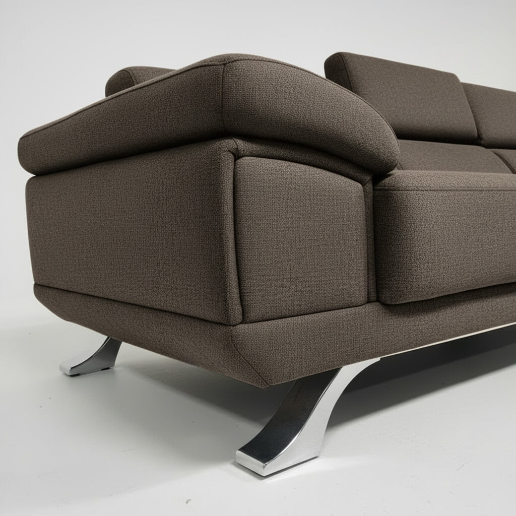 Λεπτομέρεια από το πόδι inox και το καφέ ύφασμα του γωνιακού καναπέ Δανάη / Brown