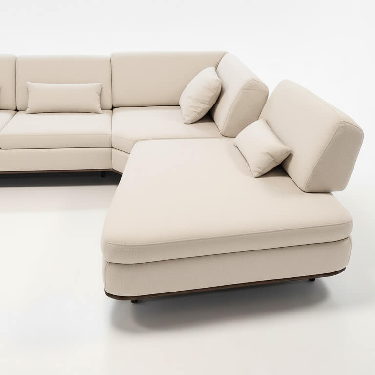 Λεπτομέρεια από τη γωνία και το σεζλόνγκ του καναπέ Δίας σε μπεζ λινό ύφασμα. / Beige