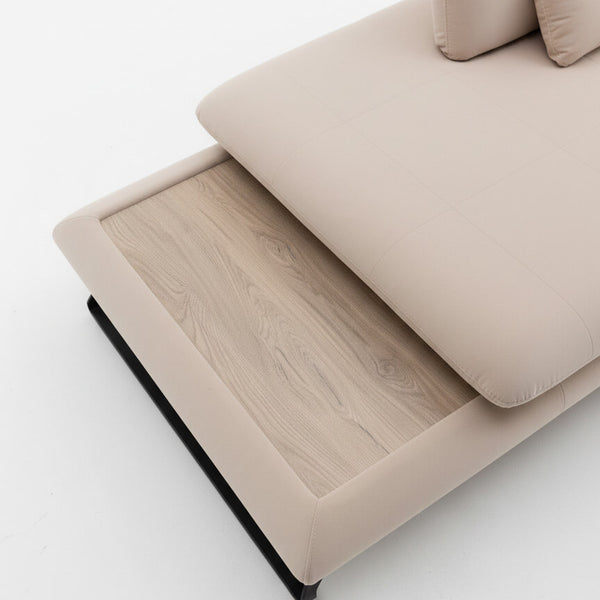 Close-up of the built-in wooden surface of the Ermis corner sofa