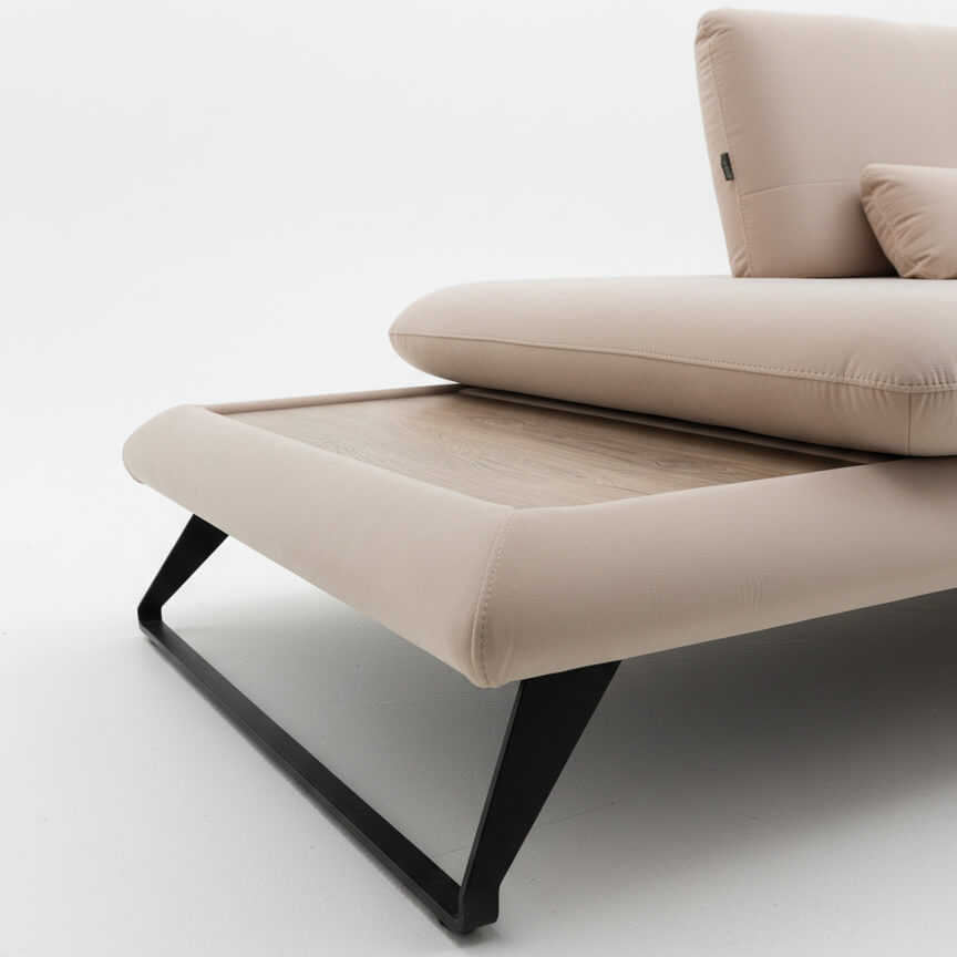 Λεπτομέρεια από το ενσωματωμένο ξύλινο τραπεζάκι στη γωνία του καναπέ Ερμής