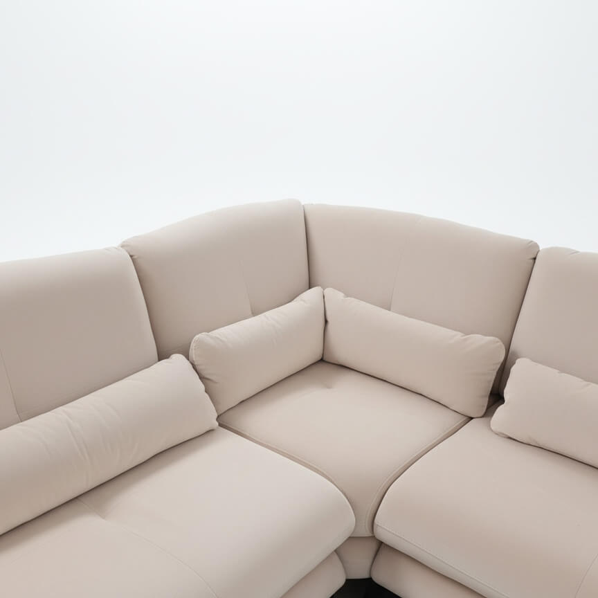 Λεπτομέρεια από τη γωνιακή σύνθεση του καναπέ Ερμής σε μπεζ βελούδινο ύφασμα