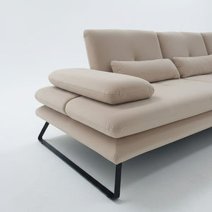 Detail of the arm and the beige velvet fabric of the Ermis sofa.