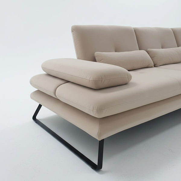 Detail of the arm and the beige velvet fabric of the Ermis sofa.