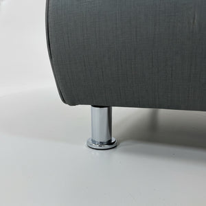 תקריב של רגל המתכת inox של מיטת גליני